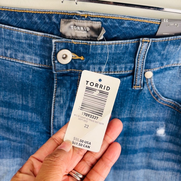 Torrid Mid Rise Distressed Denim Shorts NWT Size 22 - Picture 3 of 4